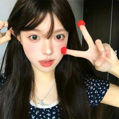 戴流苏耳环的少女